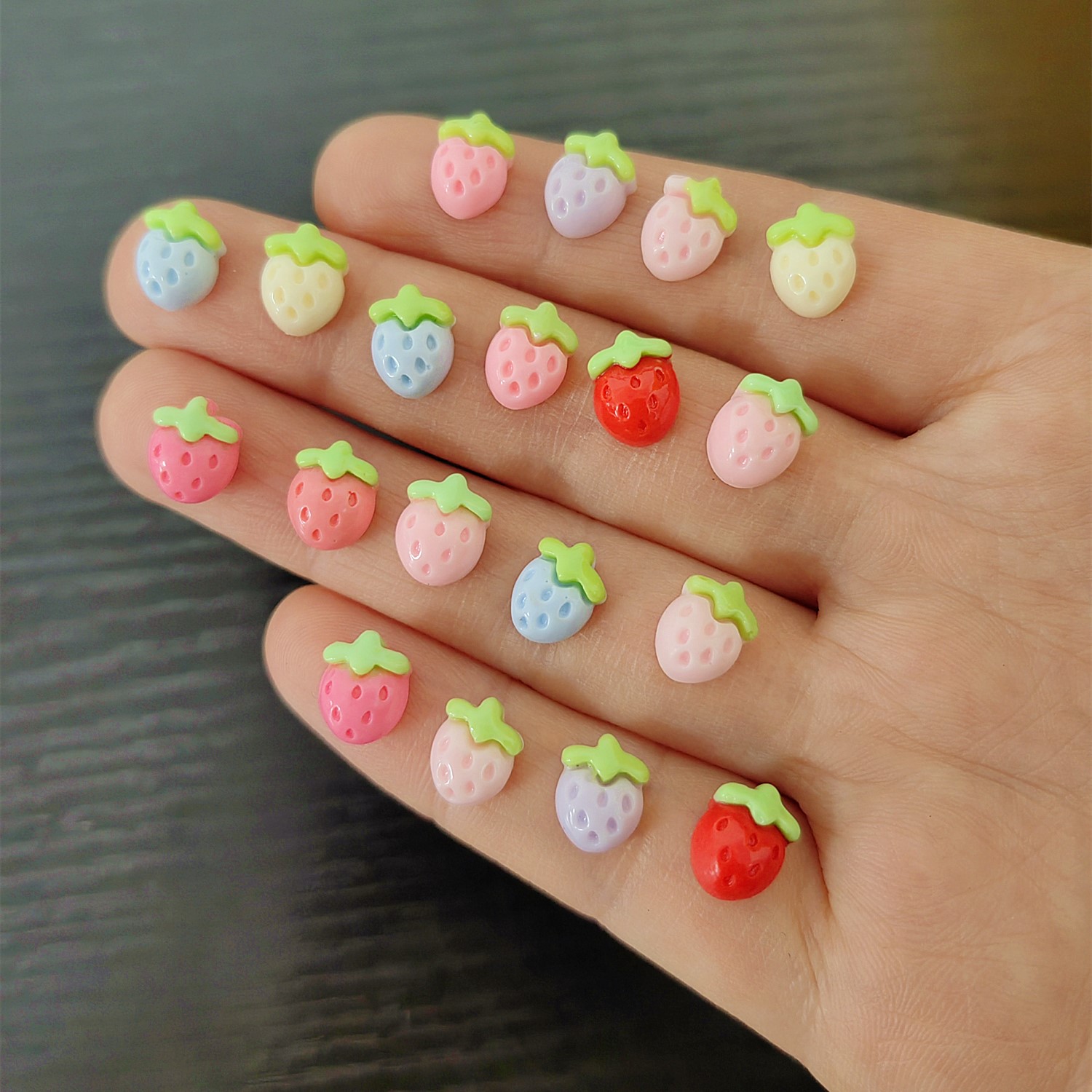 Flower Preservation Resin - 30 個新しいかわいい樹脂ミニ小さなイチゴの花フラットバック飾りジュエリーメイキングマニキュアヘアウェアアクセサリー 7 ミリメートル * 9